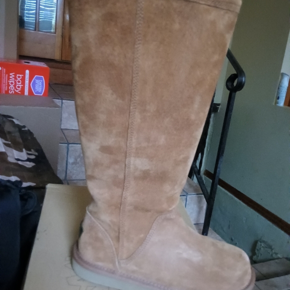 UGG Winter/Spring Boots - Picture 2 of 10
